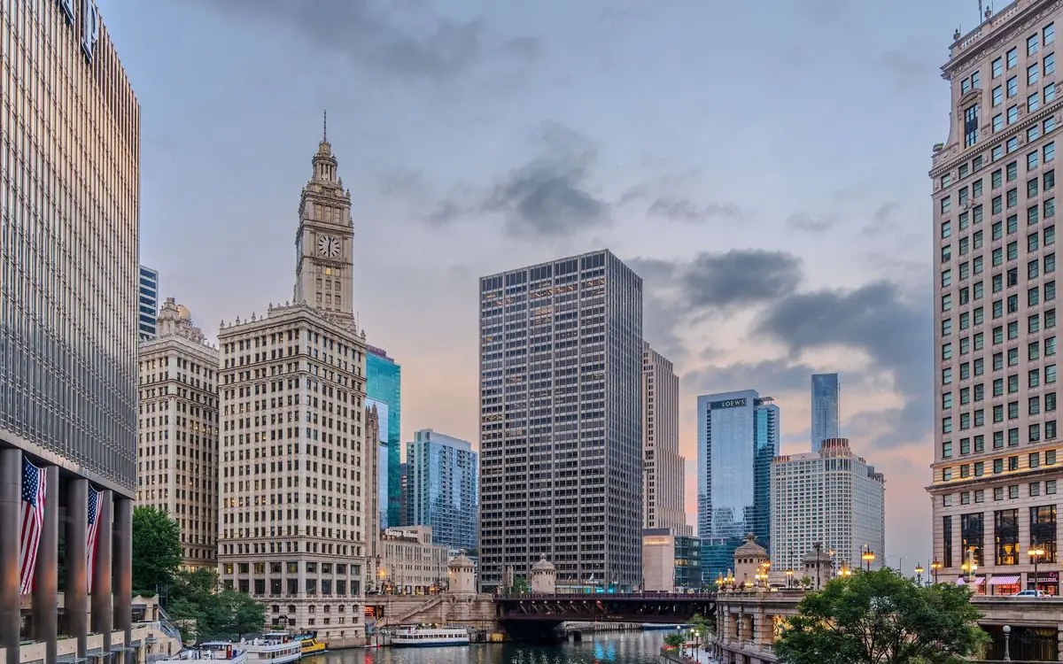Chicago River and the surrounding architecture.