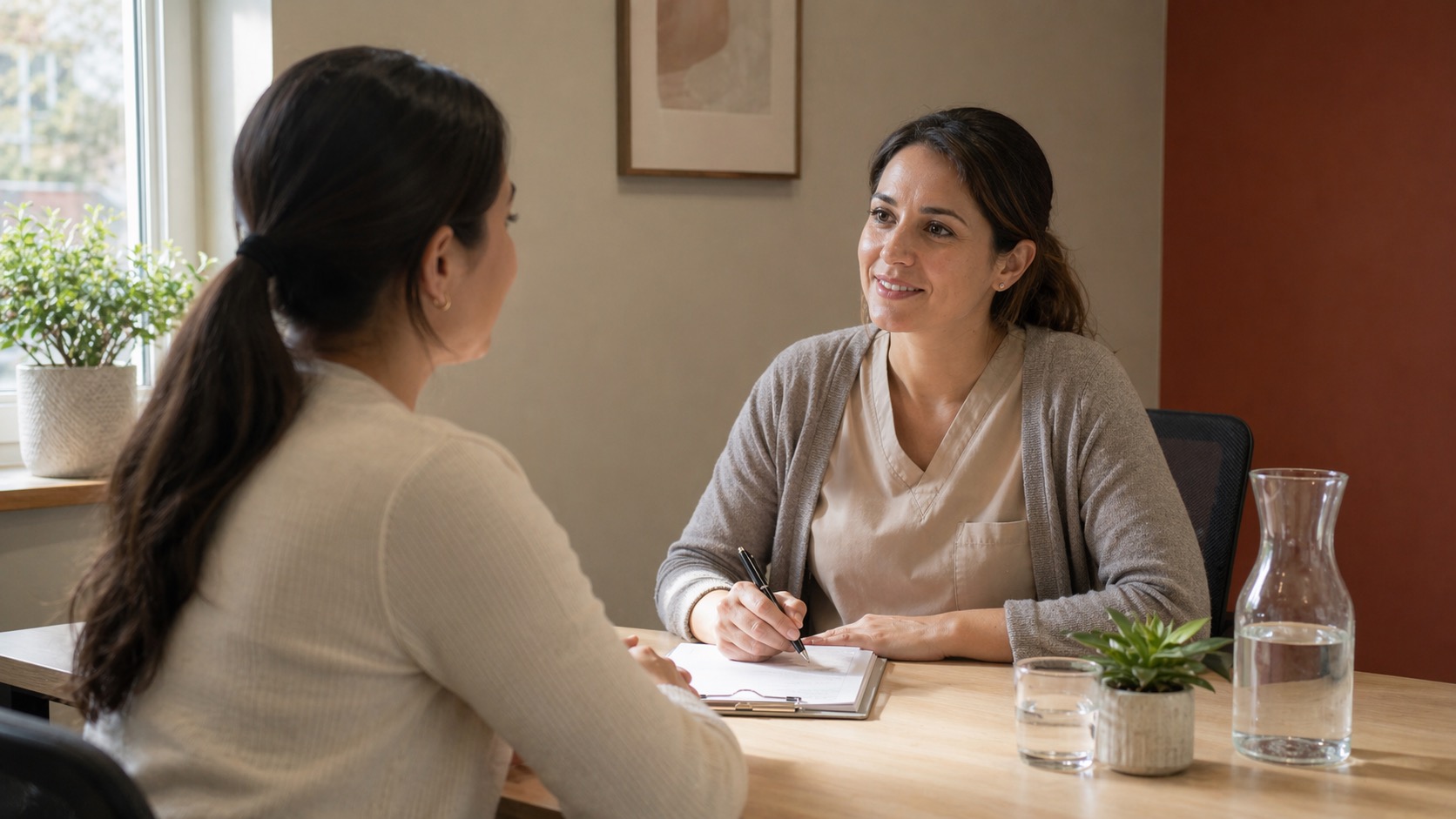 协调员在教育咨询中解答家庭生育规划问题。